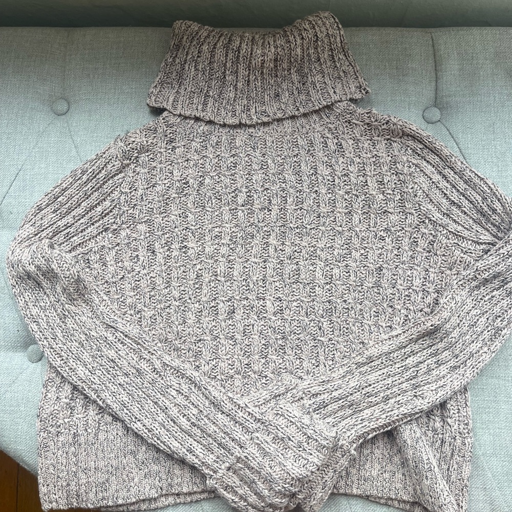 Free people, cropped turtleneck sweater, good condition, size small